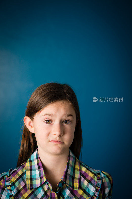 九岁女孩脸上带着厌恶/怀疑的表情